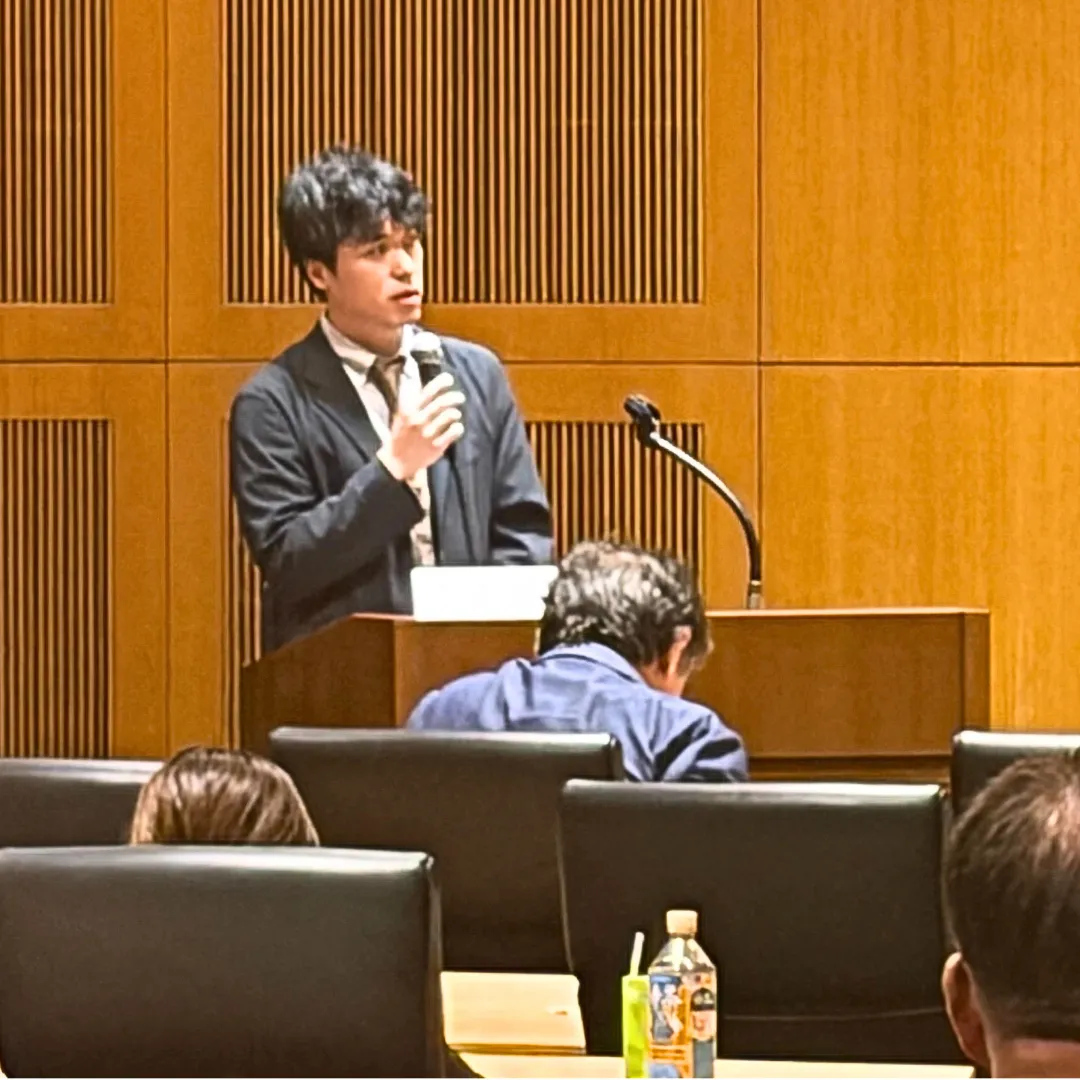 ITI Study Club九州支部会で秋浦医師が症例を発表している様子