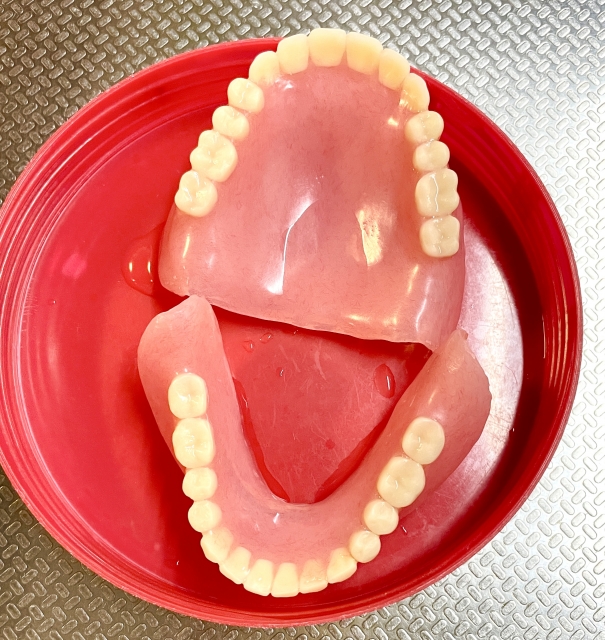 保険の入れ歯特有の厚みと違和感