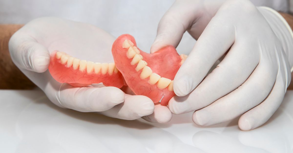 <補足>自費のオーダーメイド入れ歯で高い審美性と噛みやすさを追求